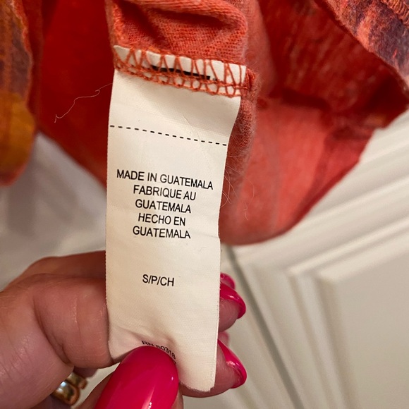 LUCKY BRAND SIZE SMALL SHORT SLEEVE T SHIRT IN PEACH COLOUR WITH V NECK - Picture 2 of 6